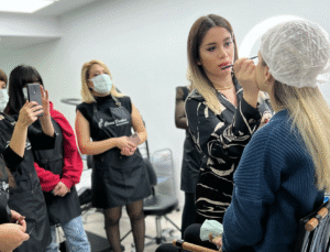 Cansu Durkun’dan İşsiz Kadınlara Ücretsiz Kalıcı Makyaj Eğitimleri