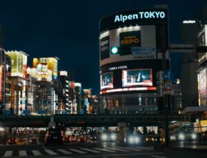 “Kiralık Aile”den İlk Fragman Yayınlandı! Brendan Fraser, Tokyo’da Yeni Bir Hayatın Peşinde