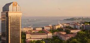 Boğaz Manzarasında Açık Hava Sineması: The Roof’ta Salı Akşamları Film Keyfi