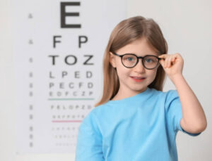 Çocuğunuz gözlerini kısarak bakıyorsa miyopiye dikkat!