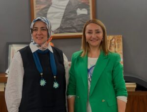 Pazaryeri’nde kadınlardan türkülerle karşılanan Ercan, çömlek çarkına geçti