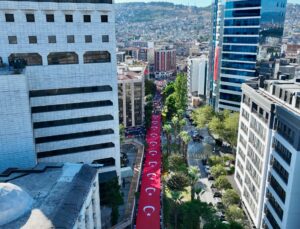 İzmir’in kurtuluşunun 103. yıl dönümü, Tarihi Güzergâhta Zafer Yürüyüşü Düzenlendi