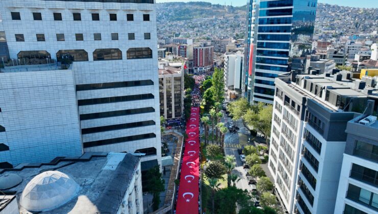 İzmir’in kurtuluşunun 103. yıl dönümü, Tarihi Güzergâhta Zafer Yürüyüşü Düzenlendi