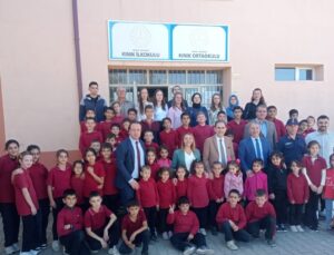 Kınık Okulu’nda Kitap Saati: Vali Yardımcısı ve Belediye Başkanı Öğrencilerle Buluştu
