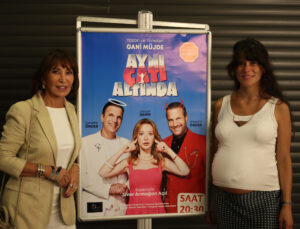 Absürt Komedi “Aynı Çatı Altında” Prömiyer Yaptı, Türkiye Turnesi Başlıyor