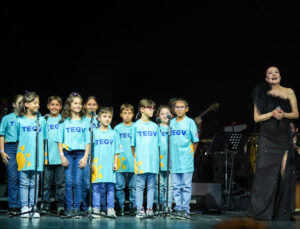 Candan Erçetin’den 30. Sanat Yılı Kutlaması: TEGV Çocukları ile Harbiye’de Duygusal Performans