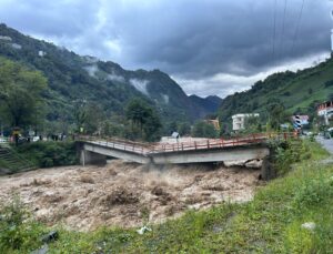 Fındıklı’da Dereler Taşma Noktasına Geldi, Aileler Tahliye Edildi