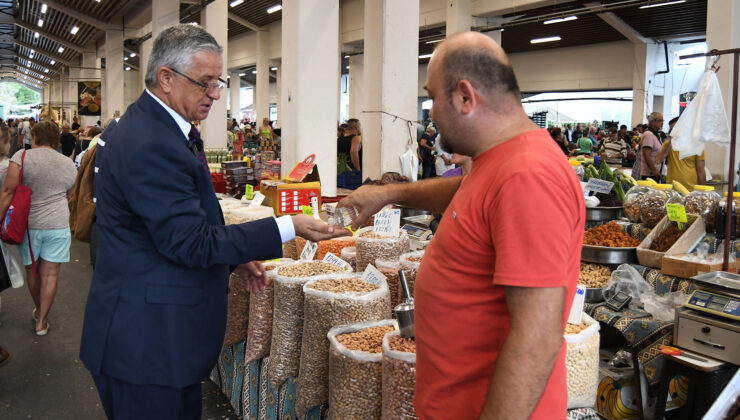 Kemer Belediye Başkanı Vatandaş ve Esnafla Bir Arada