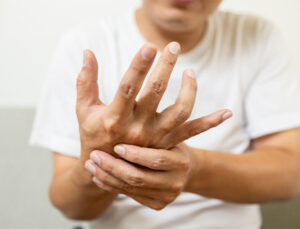 Uzmanından Kas Seğirmesi Uyarısı: “Geçmiyorsa Nedeni Araştırılmalı”