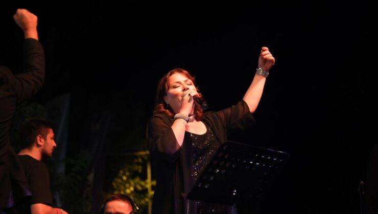 Marmaris Festivali’nde Midye, Ahtapot, Karides Ziyafeti: Denizcilik Sohbetleri ve Canlı Performanslar Büyük İlgi Gördü