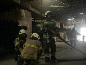 “Bornova’da Depo Yangını: İtfaiye Ekipleri Felaketi Önledi”