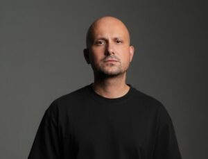 20 Yıllık Tiyatro Dehası Baki Erdi, 48 Şarkılık Dev Projeyi Yapay Zekâ Destekli “Eyvah” ile Başlatıyor