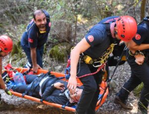 Balçova Terapi Ormanları’nda Dramatik Kurtarış: Yaralanan Vatandaşı İtfaiye Helikopter Sedye İle Taşıdı