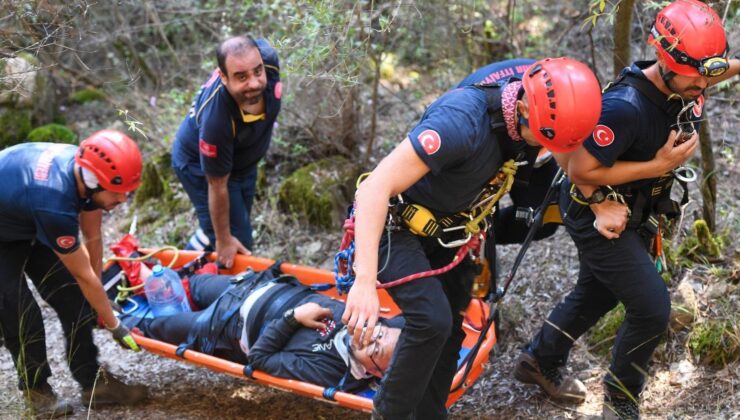 Balçova Terapi Ormanları’nda Dramatik Kurtarış: Yaralanan Vatandaşı İtfaiye Helikopter Sedye İle Taşıdı
