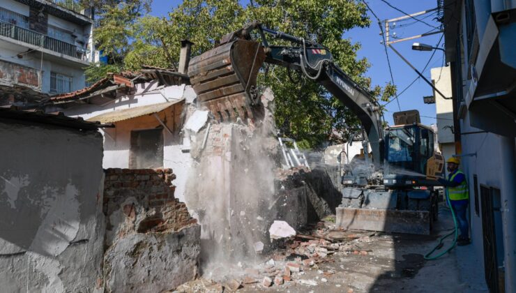 Ballıkuyu’da Güvenlik Önceliği: İzmir Büyükşehir Belediyesi Tehlikeli Yapıların Yıkımına Başladı