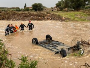 İzmir’de Yaşamı Felç Eden Yağış: Foça’da Metrekareye 154.4 KG Yağış Düştü,