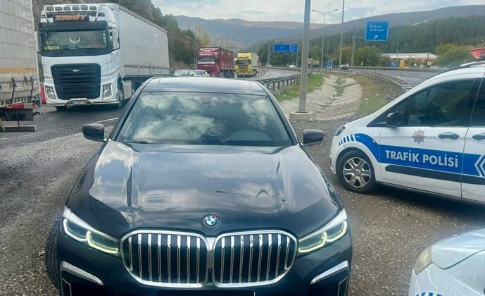 Bozüyük’te Akılalmaz Dolandırıcılık Çözüldü: İkiz Plaka Kullanan Aranan Şüpheli Yakayı Ele Verdi!