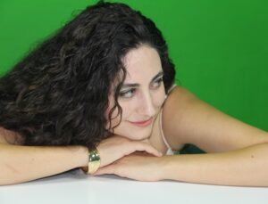 “Mutlu Aşk Yok”: Dr. Ayşenur Gök, Müziği Şifalanma Alanı Olarak Kullanıyor