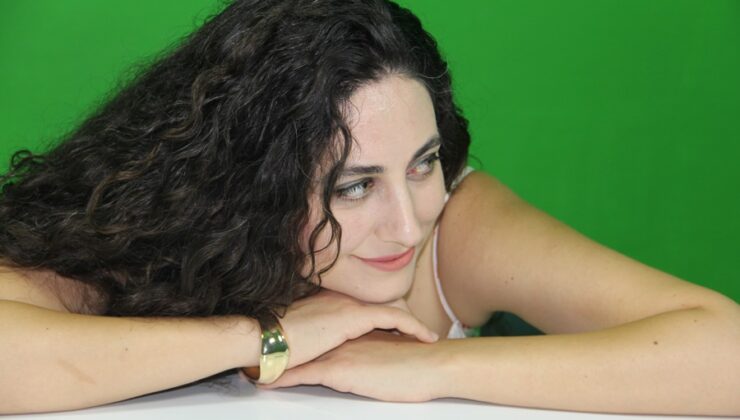 “Mutlu Aşk Yok”: Dr. Ayşenur Gök, Müziği Şifalanma Alanı Olarak Kullanıyor
