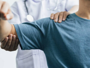 Çocuklara Kadar İndi: Yanlış Spor ve Duruş Bozuklukları Omuzları Nasıl Zorluyor?