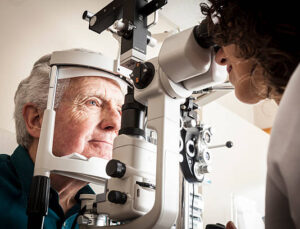 Sarı Nokta Hastalığına Teleskopik Çözüm: Göz İçi Mercek Uygulaması Görme Kalitesini %90’a Kadar Artırıyor