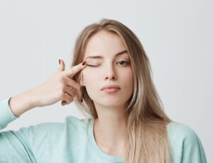 Kış Aylarında Artan Göz Çapaklanması: Uzman Uyarısı ve Nedenleri