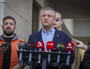 Özel’den Yargıya Kritik Çağrı: “Anayasa Mahkemesi Kararına Direnen Mahkemeye HSK Adım Atmıyor.”