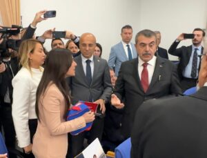 “Boş Beslenme Çantasıyla Protesto: ‘Neden Bir Öğün Yemeği Kaldırdınız?’