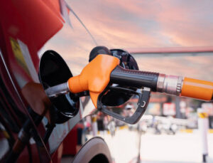 Petrol Fiyatları Sert Düştü! Brent 64, WTI 60 Dolara Geriledi