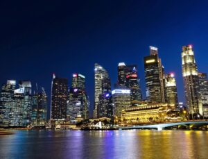 Broadcom ve Micron Technology gibi yapay zeka ile ilgili diğer hisseler de yükseldi.