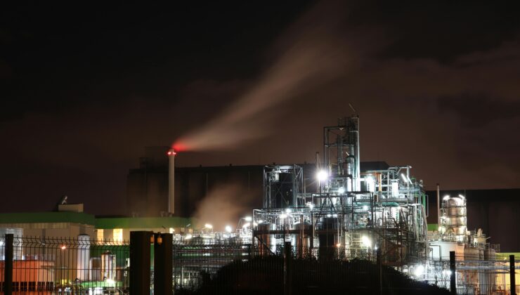 Jeopolitik Risk Petrol Fiyatlarını Uçurdu: Ukrayna Saldırıları ve Barış Görüşmeleri