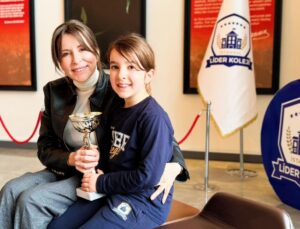 Adana’nın En Küçük Şampiyonu Bir Peri Masalı Yazdı: 7 Yaşında Kupayı Kaptı!