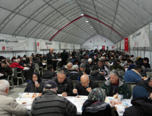 Keçiören’de 12 Bin Kişilik Dev Sofralar: Ramazan’ın Bereketi 18 Noktada Paylaşılıyor