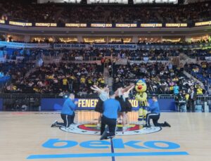 Fenerbahçe Beko-Ea Emporıo Armanı Maçı’nın Devre Arasında Anlamlı Gösteri