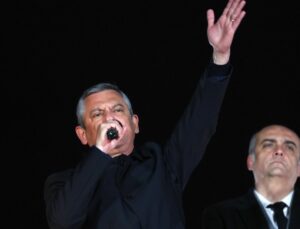 Özgür Özel:  Bolu Meydanında Köroğlu Benzetmesiyle Tanju Özcan’a DestekVerdi