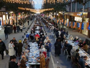 Balıkesir’de Gönül Köprüleri Kuruldu: Millî Kuvvetler’de 10 Bin Kişilik Dev İftar!