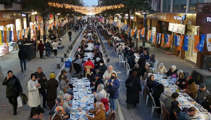 Balıkesir’de Gönül Köprüleri Kuruldu: Millî Kuvvetler’de 10 Bin Kişilik Dev İftar!