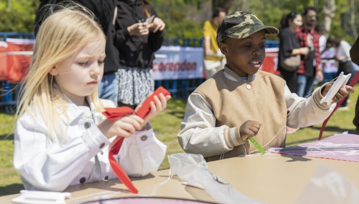 400 Çocuk Uçurtmalarıyla Gökyüzünü Renklendirdi,