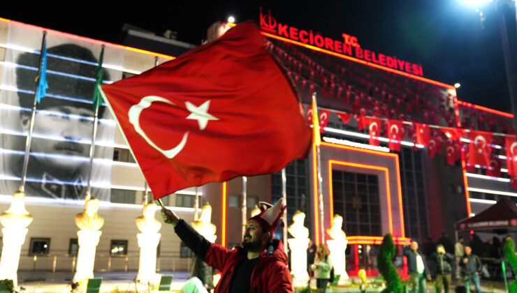 Tek Yürek, Tek Bilek: Binlerce Keçiörenli Dev Ekran Başında Zaferi Kutladı