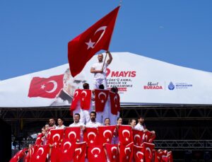 140 Genç Sporcudan Muhteşem Türk Bayraklı Kule Performansı