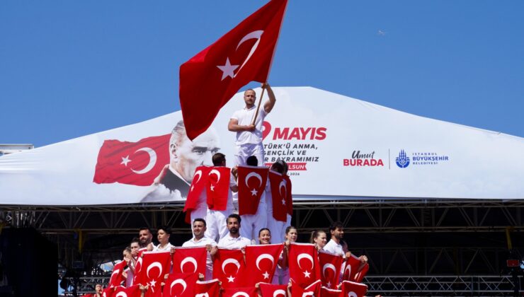 140 Genç Sporcudan Muhteşem Türk Bayraklı Kule Performansı