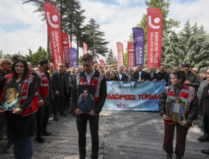 Özel Karşıyaka Mezarlığı’nda, Deniz’lerin Mücadelesi Halen Önderlik Ediyor