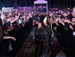 Aydın’da Demet Akalın Fırtınası, Tekstil Park’ta Binlerce Kişilik Dev Konser