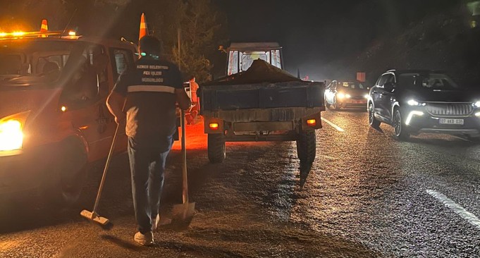 Kemer’de Yola Dökülen Mazot Kazaya Neden Oldu