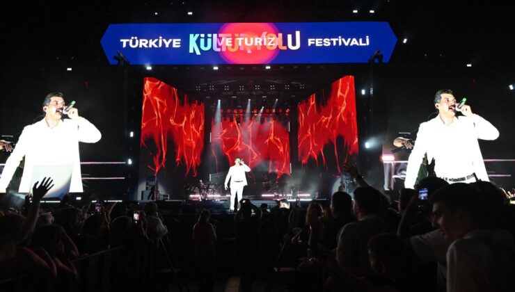 Batı Park’ta Bayhan İzdihamı: Binlerce Samsunlu Şarkılara Hep Bir Ağızdan Eşlik Etti!
