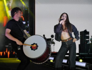 Simge’den Unutulmaz Sahne Performansı: Kültür Yolu’nda Bitmek Bilmeyen Eğlence!