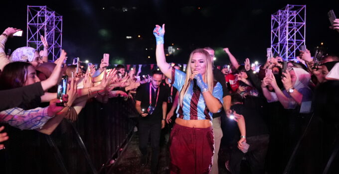 Demet Akalın Trabzon’u Salladı: Sahneye Bordo-Mavi Çıktı, Kolbastı Oynadı!