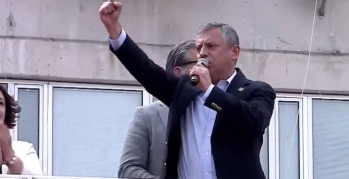 Özgür Özel Nerede Duruyorsa CHP’nin Kürsüsü Orasıdır!
