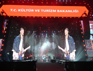 Buray Sahne Enerjisiyle Hayranlarından Tam Not Aldı!