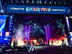 Hasretinle Van’da Yankılandı: Kıraç Sahnesiyle Unutulmaz Bir İz Bıraktı!
